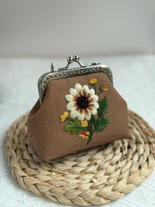 Embroidered Daisy Kiss Lock Coin Purse