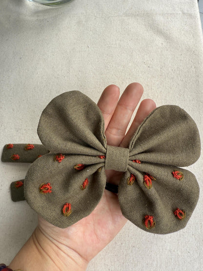 Embroidered Hair Accessory & Mirror Set